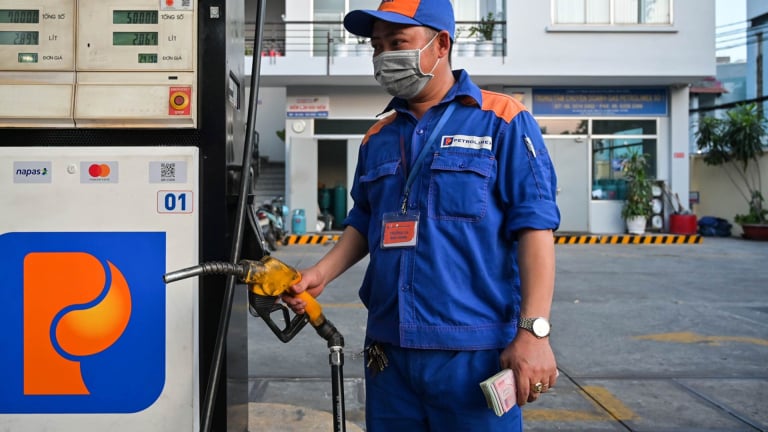 Giá xăng dầu đồng loạt giảm từ 15h00 chiều nay