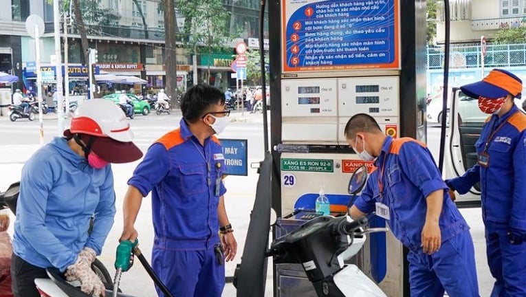 Giá xăng bật tăng trở lại từ 15h chiều nay