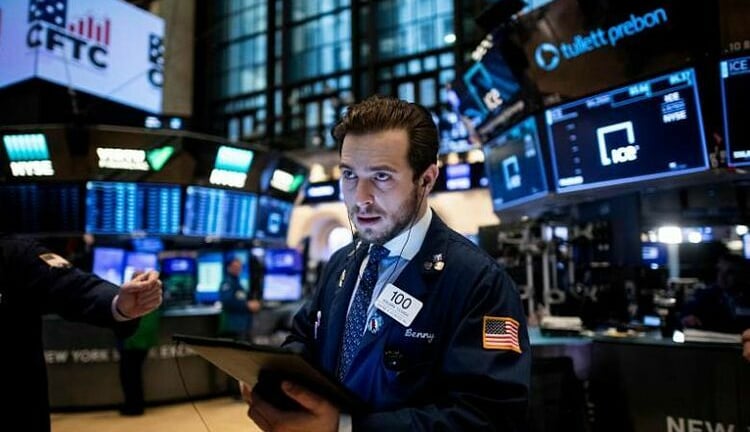 Chứng khoán Mỹ rung lắc trong ngày đầu thuế quan của ông Trump áp dụng