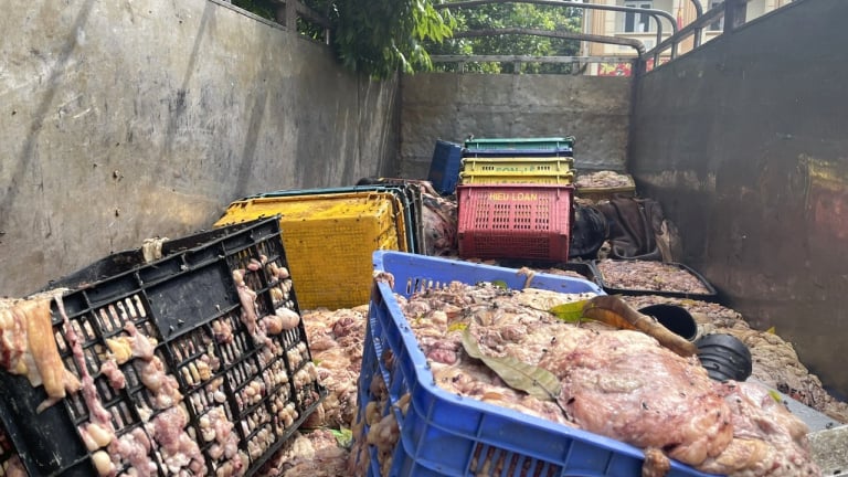 Hà Nội: Phát hiện ô tô vận chuyển hơn 2 tấn mỡ và da bò không rõ nguồn gốc đã bốc mùi
