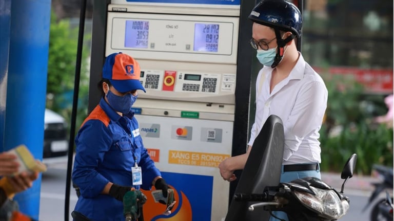 Giá xăng dầu tăng giảm trái chiều sau 15h00 hôm nay