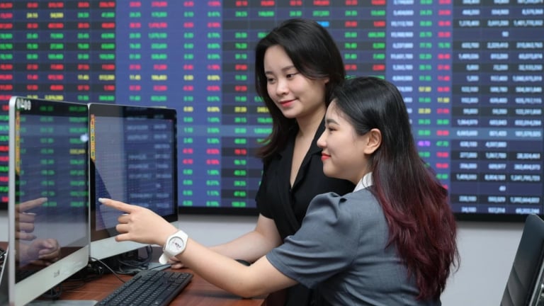 VN-Index tăng gần 54 điểm, chuyên gia khuyến nghị nhà đầu tư tìm kiếm cơ hội ở các nhóm: chứng khoán, bất động sản, ngân hàng, bán lẻ