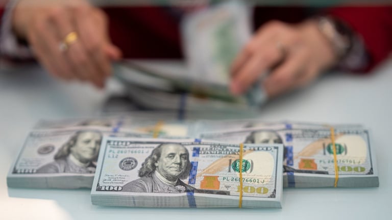 Vì sao Ngân hàng tăng giá bán USD lên kịch trần?