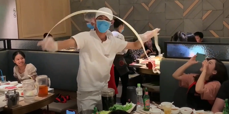 Haidilao 'múa mì, làm nail' thu hơn nghìn tỷ ở Việt Nam trong 6 tháng