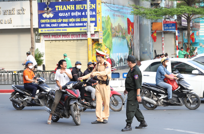 Hà Nội xử phạt gần 10.000 trường hợp vi phạm giao thông