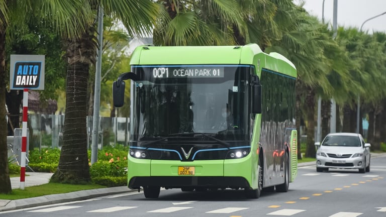 Xe buýt điện 'ngôi sao sáng' giảm tải áp lực xăng tăng giá