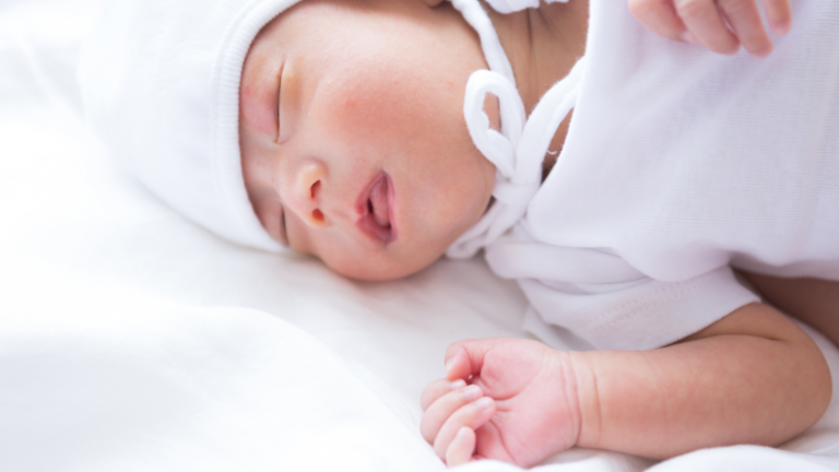 Bộ Y tế: Đề xuất hỗ trợ tiền mặt, hiện vật với gia đình sinh hai con gái