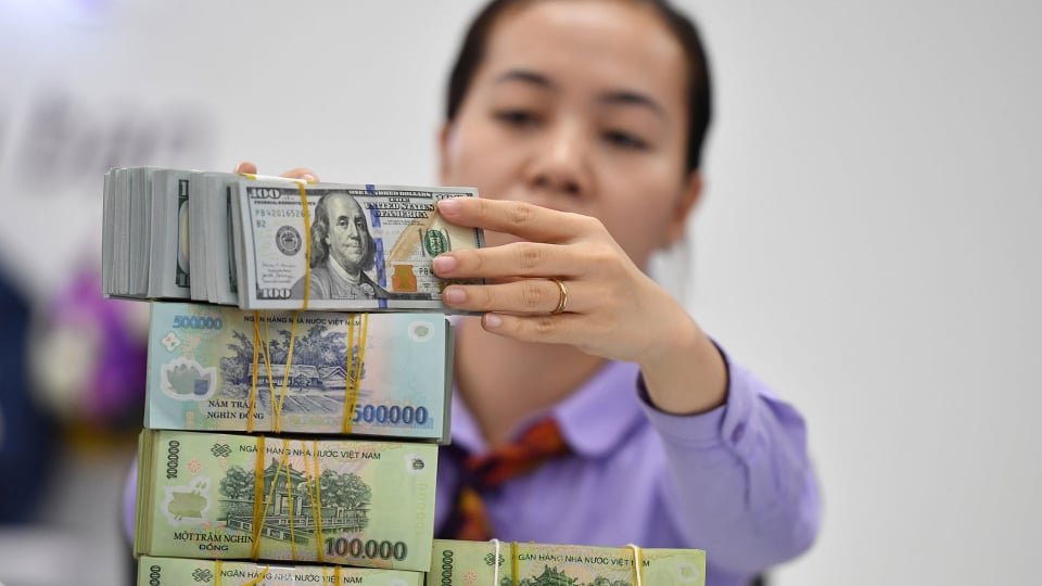 Lãi suất liên ngân hàng giảm nhẹ, tỷ giá USD chịu áp lực trước thuế quan