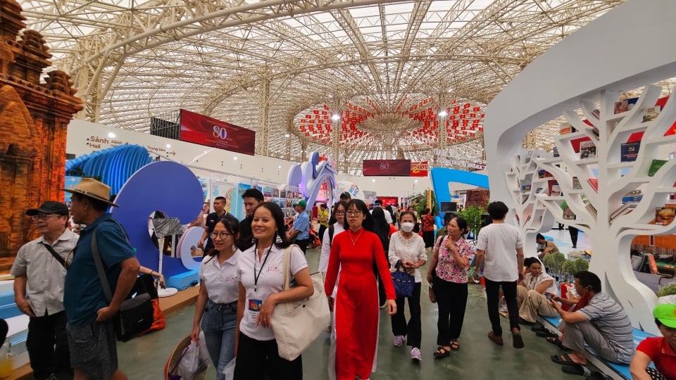 Tặng 100.000 đồng/người cho toàn dân ăn Tết Độc lập