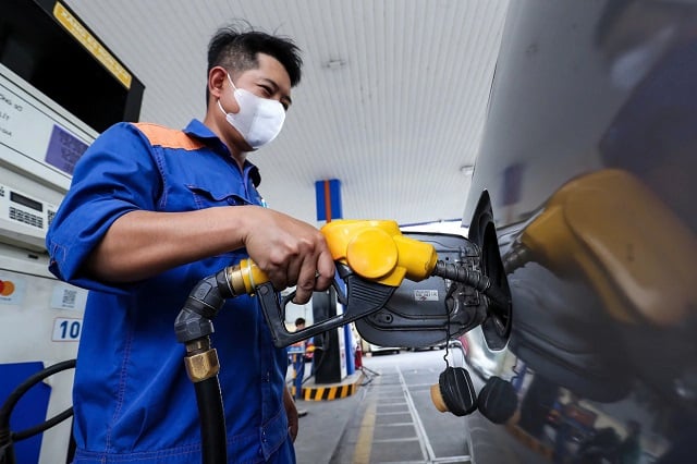 Giá xăng dầu tiếp tục tăng, RON95 vượt 20.300 đồng/lít