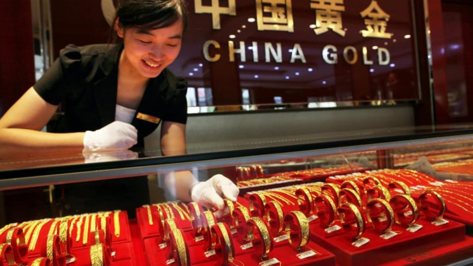 Tại sao các ngân hàng lớn Trung Quốc đồng loạt dừng giao dịch vàng cá nhân