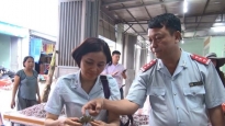 Thanh Hóa: Phát hiện 2 cơ sở kinh doanh hải sản có bơm tạp chất vào tôm
