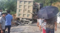 Hòa Bình: Xe tải chở đất lật đè bẹp xe ôtô con khiến 3 người tử vong