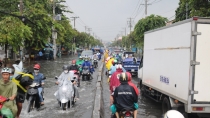 Hình ảnh người dân chật vật vượt ngập trong mưa cực lớn ở TP HCM