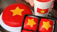 Mạng xã hội ngập sắc đỏ 'Yêu nước từ những điều bình dị'
