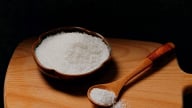 Ăn muối hay mì chính gây hại sức khỏe hơn?