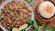 Lạp Lào – Hương vị dân dã đậm đà ẩn sau vẻ mộc mạc