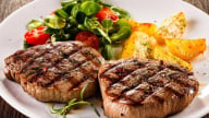 Bật mí cách làm bò bít tết sốt tiêu đen ngon chuẩn vị Âu