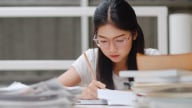 Làm sao để không bị áp lực 'cuốn đi' trước mỗi mùa thi?