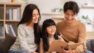 Đồng hành cùng con mùa thi: Cha mẹ nên làm gì để con không gồng gánh thêm lo âu?