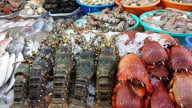Ra chợ mua hải sản biết 4 'chiêu trò' này để tránh mất tiền oan