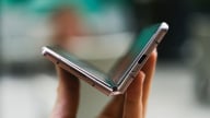 Smartphone màn hình gập có tốt không, lưu ý điều gì khi mua?