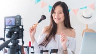 Người trẻ kiếm tiền ngay cả khi không rời khỏi căn phòng