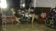 Gia đình ở Thanh Hóa bì bõm ăn cơm trong nước ngập