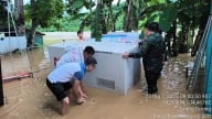 31.000 người dân vùng lũ ở Nghệ An được cộng tiền vào tài khoản điện thoại