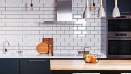 Ốp tường bếp bằng gạch hay kính để vừa đẹp lại bền?