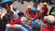Người dân Hà Nội phát nước, mời cơm, mở cửa đón khách xem diễu binh