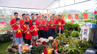 Khoác áo cờ đỏ sao vàng, vượt hàng chục cây số 'mời người thân' về mừng Quốc khánh