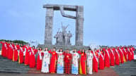 Xúc động hình ảnh 20 thí sinh hoa hậu cùng khoác áo dài đỏ sao vàng