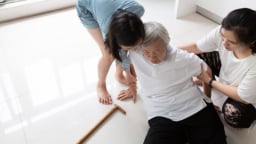 Tại sao người cao tuổi dễ gãy xương khi ngã?