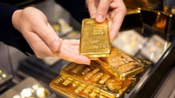 Vàng miếng trong nước tăng vọt lên 121 triệu đồng/lượng bất chấp giá vàng thế giới hạ nhiệt