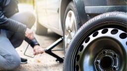 Thay cả 4 lốp xe ô tô cùng lúc có tốt không hay chỉ phí tiền?