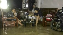 Gia đình ở Thanh Hóa bì bõm ăn cơm trong nước ngập