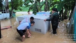 31.000 người dân vùng lũ ở Nghệ An được cộng tiền vào tài khoản điện thoại