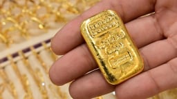 Vàng lần đầu chạm mốc 127 triệu đồng