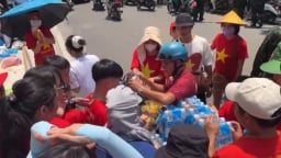 Người dân Hà Nội phát nước, mời cơm, mở cửa đón khách xem diễu binh