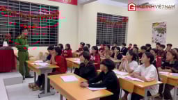 Lớp học tiếng Anh miễn phí của thiếu tá công an nơi bản làng Lai Châu
