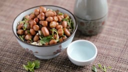 Vì sao nhiều nhà hàng phục vụ bánh đa, lạc rang, dưa chuột khai vị cho thực khách?