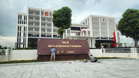 Kiếm bộn tiền nhờ làm biển hiệu quảng cáo sau sáp nhập xã phường