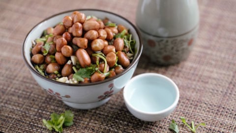 Vì sao nhiều nhà hàng phục vụ bánh đa, lạc rang, dưa chuột khai vị cho thực khách?
