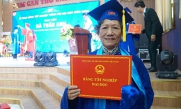 Bái phục cụ bà 75 tuổi tốt nghiệp đại học loại giỏi ngành nghề khó