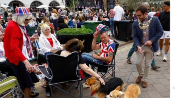 Hàng trăm chú chó xuống phố cực ngầu mừng đại lễ Bạch kim của nữ hoàng Anh