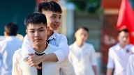 10 năm cõng bạn đến trường: Hành trình tình bạn gieo mầm nghị lực