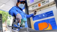 Đề xuất tiếp tục giảm một nửa thuế bảo vệ môi trường với xăng
