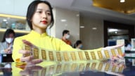 Giá vàng lập đỉnh 127 triệu, vàng thế giới đi ngang