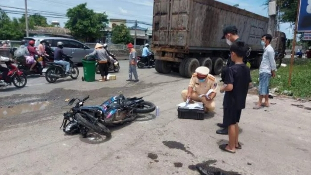 Tin tức tai nạn giao thông ngày 10/7: Thanh niên bất tỉnh tại chỗ sau va chạm xe container